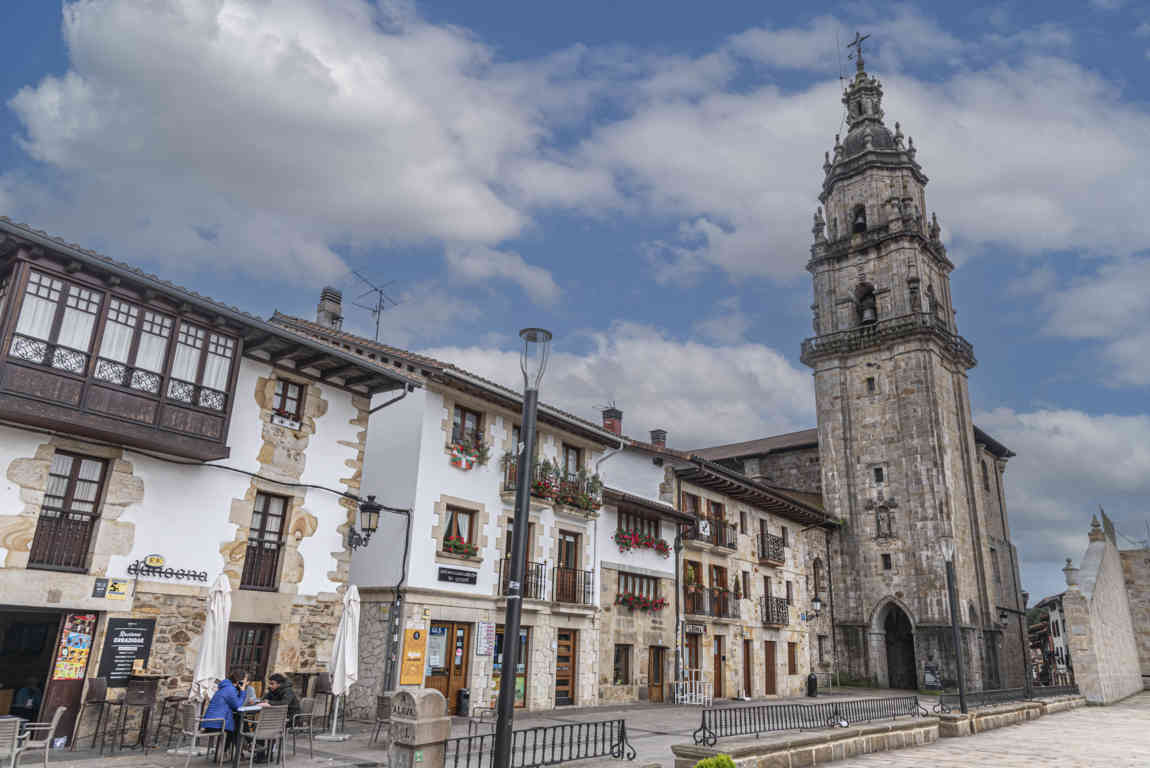 Vizcaya - Otxandio 08 - plaza Nagusia.jpg